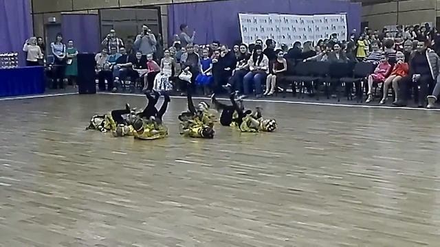 Соня танцует танец пчелки смотреть онлайн