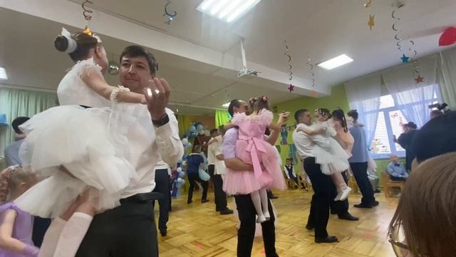 Танец пап и дочек на выпускной из детского сада