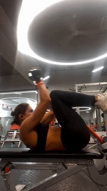 Скручивания на пресс с гантелью смотреть онлайн