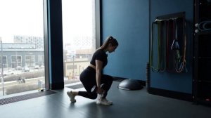 Приседания по одной ноге с гантелями