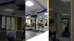 Приседания с гантелями Приседания увеличивают гибкос