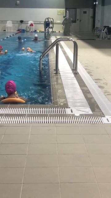 Маленький пловец, учимся плавать в большом бассейне #д смотреть онлайн