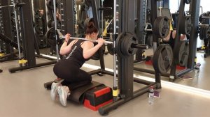 приседания с колен в тренажере Смита