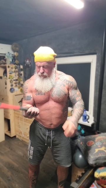 Молоток не только гвозди забивать! смотреть онлайн