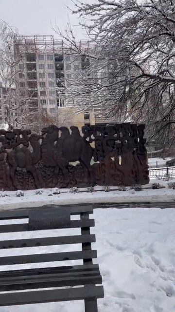 Алматы. Памятник композитору Шамши Калдаякову. Kazakhstan.