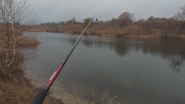 РЫБАЛКА НА СПИННИНГ В НОЯБРЕ. ОТВОДНОЙ ПОВОДОК ОПЯТЬ ВЫРУЧАЕТ, ДЖИГ ТУТ НЕ КАТИТ смотреть онлайн