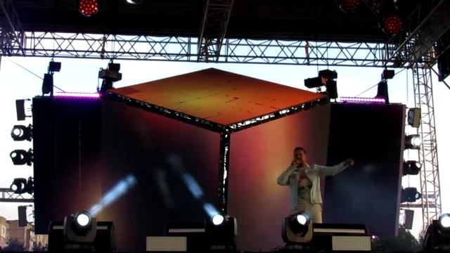 Артем Дорожко -  Улыбайся чаще (Live)