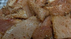 Мариную куриную грудку , будут чипсы.