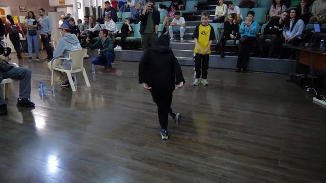 до 1,5 лет bboy Dinamit vs Лёха - "ALL OPTION" break dance battle смотреть онлайн