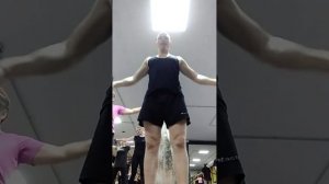 Приседания и выпады с гантелями. Фитнес. Гантели. Сило?