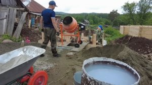 Переехали на Алтай в деревню. Заливаем фундамент под баню.