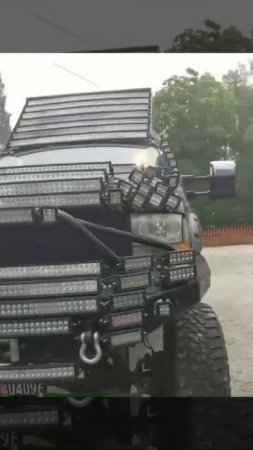 Любит поярче.