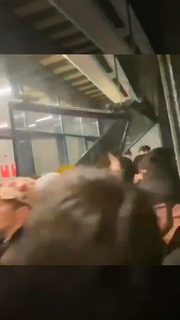 Момент прорыва погромщиков в аэропорт Дагестана. 29.10.2 смотреть онлайн