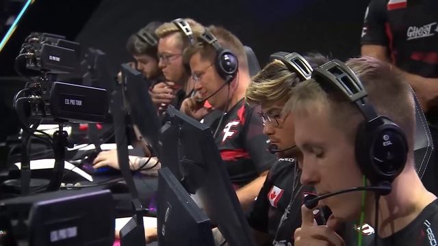 два киберспортсмена смотрят друг на друга через сцену