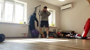 Тренировка на базовые группы мышц с гантелями и гирей.