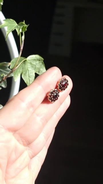 Винтажные золотые серьги-пусеты с гранатами природно? смотреть онлайн