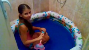 Купаюсь с игрушками в надувном бассейне.Gelli Baff
