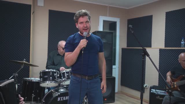"Шахтеры Кузбасса" композитор А. Александров
Поет Сергей Рязанов