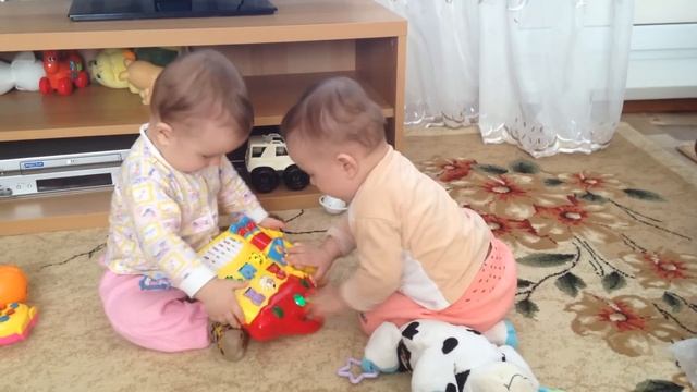 Дети двойняшки делят игрушку, Twins share a toy смотреть онлайн