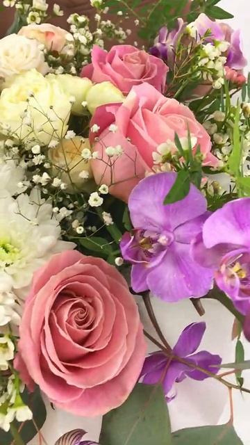 Композиция из живых цветов в коробке "Paradise" смотреть онлайн