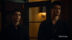 Сумеречные охотники 2х11. Поцелуй Алека и Магнуса & обсуждение прихода Рафаэля.