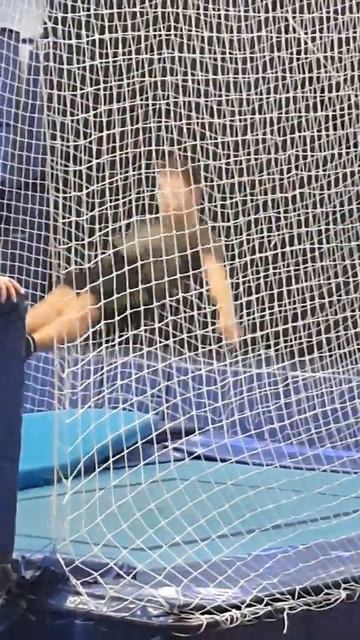 Прыжок на спину на батуте смотреть онлайн