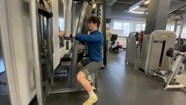 Обратное разведение рук в тренажере смотреть онлайн