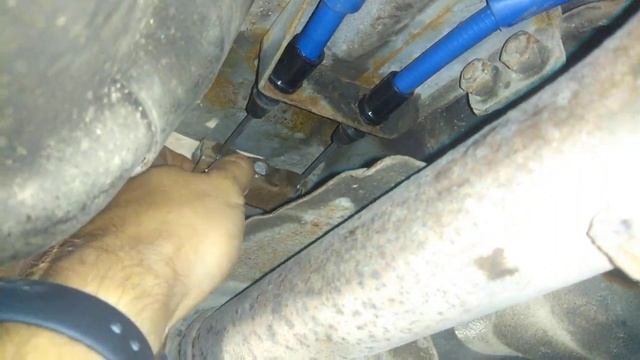как натянуть коромысло на шток ручника при заме тросо?