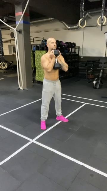 Приседания с гантелей на груди (гоблет присед) смотреть онлайн