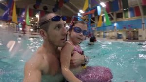 Маленькие РУСАЛКИ в бассейне!!!