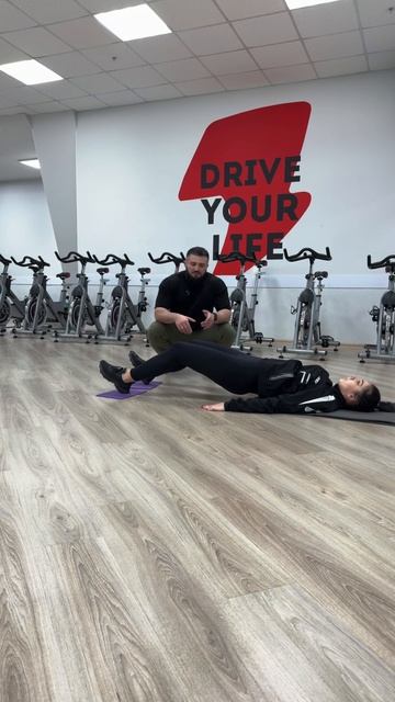 Ягодичный мостик + сгибания голеней лёжа на скользком смотреть онлайн