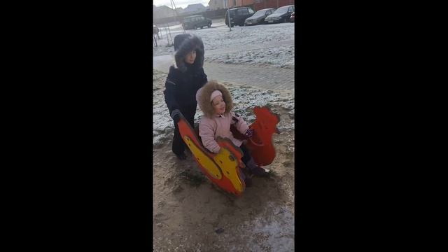 Вышли погулять с детками на площадку около дома