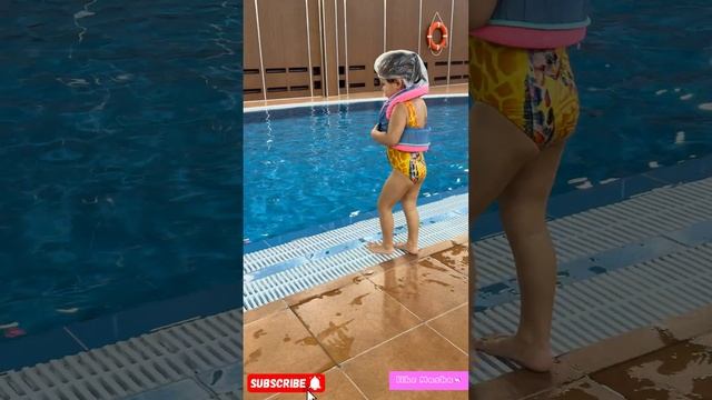 Маша купается в бассейне #likemasha #mashalike #лайкмаша #машал? смотреть онлайн