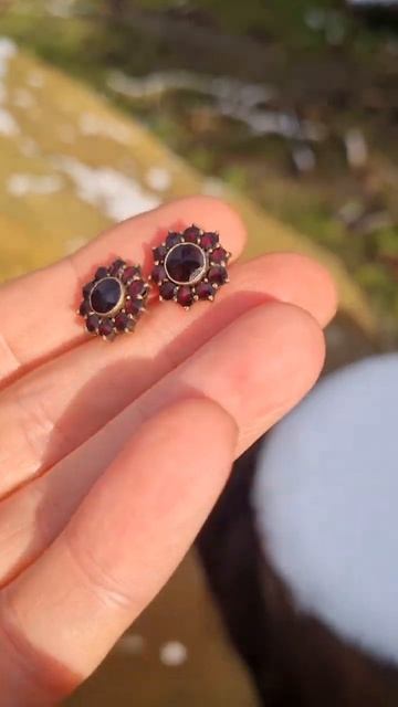 Сияющие великолепием серьги-пусеты с богемскими гран? смотреть онлайн