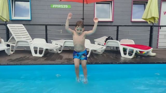 Никита и Мирон играют в бассейне. смотреть онлайн