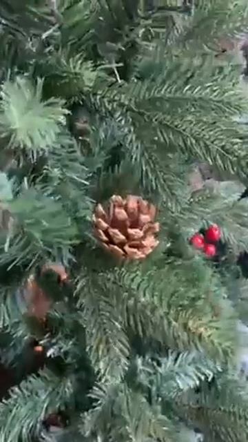 Елка искусственная новогодняя с ягодками и шишками смотреть онлайн