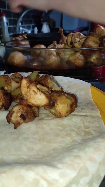 Кусочки курицы с картофелем на шпажках в духовке. #еда