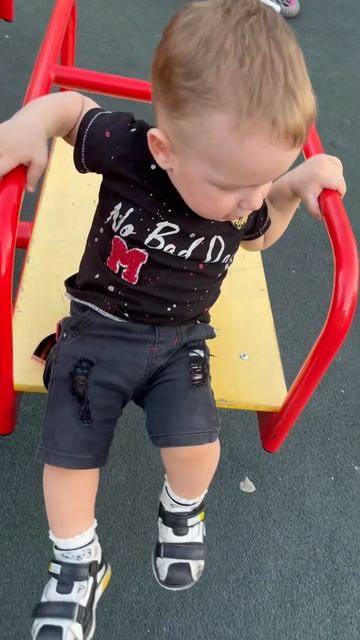 Научился залазить на качели, стулья и слезать #дети #ма смотреть онлайн