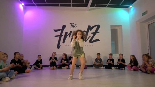 Актриса Павлова Нина танцует хип хоп