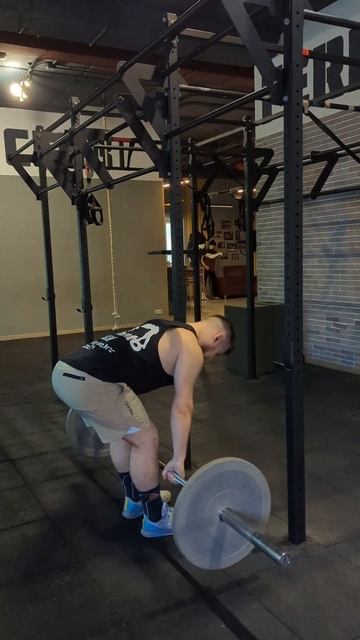 Румынская тяга #спорт #kg #fitness #гантели #sports #kgpower #motivation смотреть онлайн