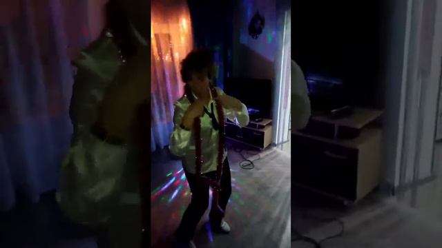 эх, люблю ритм песни Дани и Николая Дико тусим... смотреть онлайн