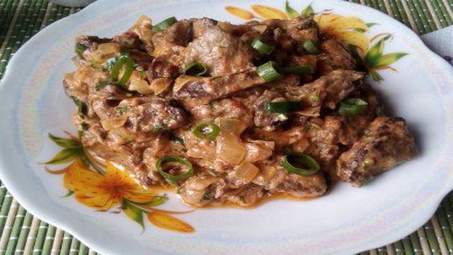 Свиная печень по-строгановски