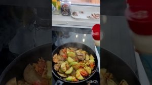 Кета в сметанном соусе с овощами в духовке.