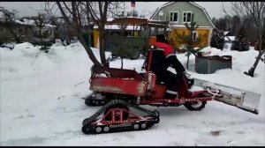 Мотороллер муравей чистит снег.