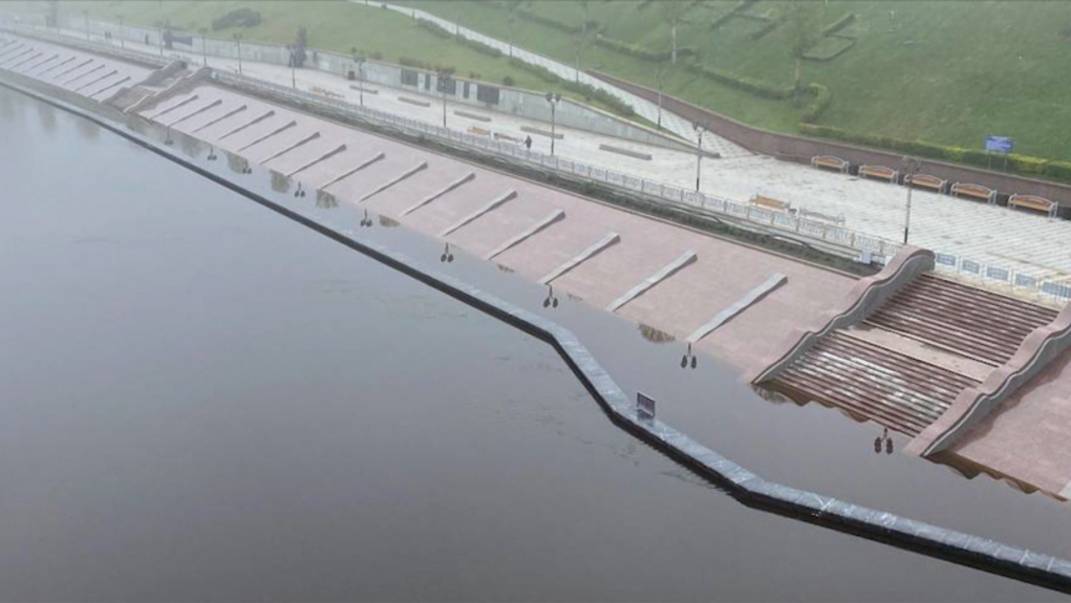 Критический уровень: тюменская набережная уходит под воду