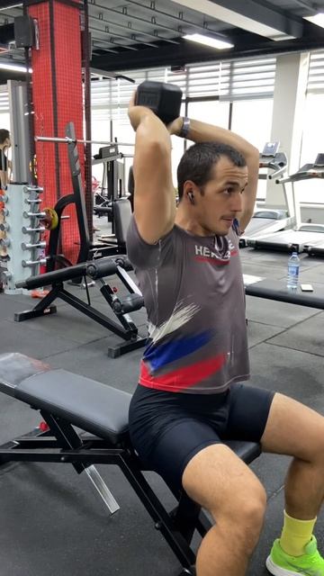 Разгибания рук с гантелью из-за головы смотреть онлайн