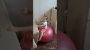 Дочь прыгает на фитболе и смотрит "Бубу"☺Наташе 2.4г❤