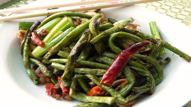 Зеленые бобы с курицей в сычуанском стиле