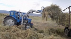 Трактор Т-40 с самодельным куном. Грузим сено на газ 53