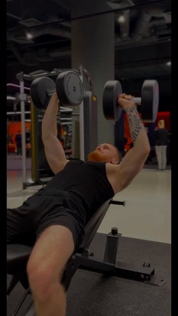 30кг жим гантель одной рукой🔥🫣 смотреть онлайн